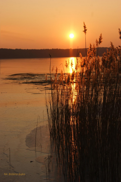 Zachód słońca na jeziorem