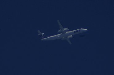 Zdjęcie wykonane przez teleskop Bresser SkyLux 700/70 lustrzanką Pentax K-S1. Crop. #teleskop #Bresser #SkyLux #Pentax #KS1 #Lotnictwo #RNAV #Spotting #ExtremeSpotting #przelotówki