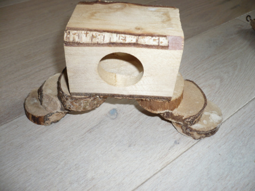 Drewniana zabaweczka dla małych gryzoni - używana, po dezynfekcji, której ślady pozostały - 5 zł