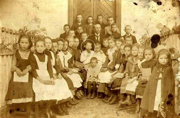 Dzieci szkolne z Głowna 1905 rok