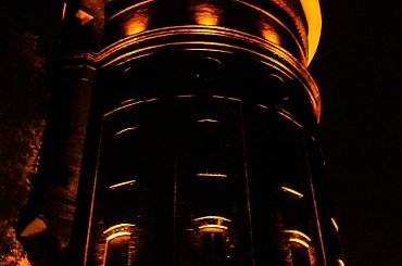 #noc #wieża #światła #mrok #spacer #oświetlenie #światło #nastrój