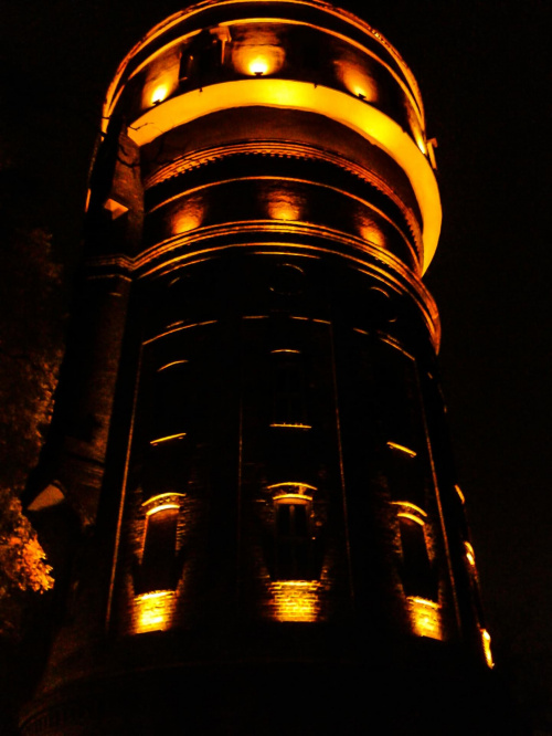 #noc #wieża #światła #mrok #spacer #oświetlenie #światło #nastrój