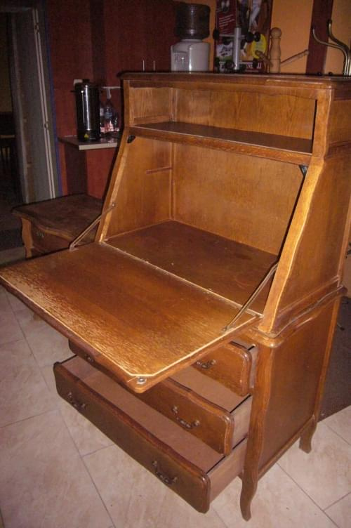 sprzedam sekretarzyk wykonany z drewna dębowego, służy jako biurko a pod spodem jako komoda z trzema szufladami, cena 700zł