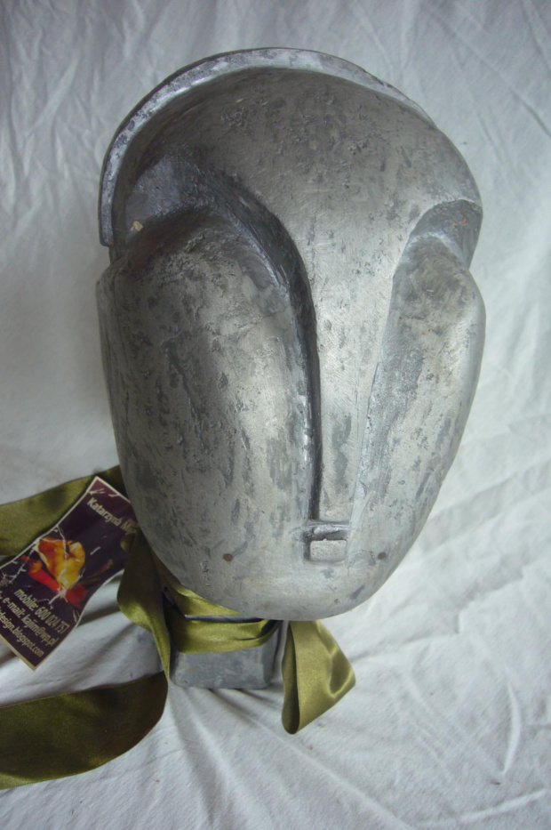 sprzedam rzezbe wykonaną z aluminium, przez Katarzynę Mijakowską (słynna wielkopolska artystka), przedstawia głowę kosmity, wys. 33 cm, szer. 27 cm, cena 990 zł