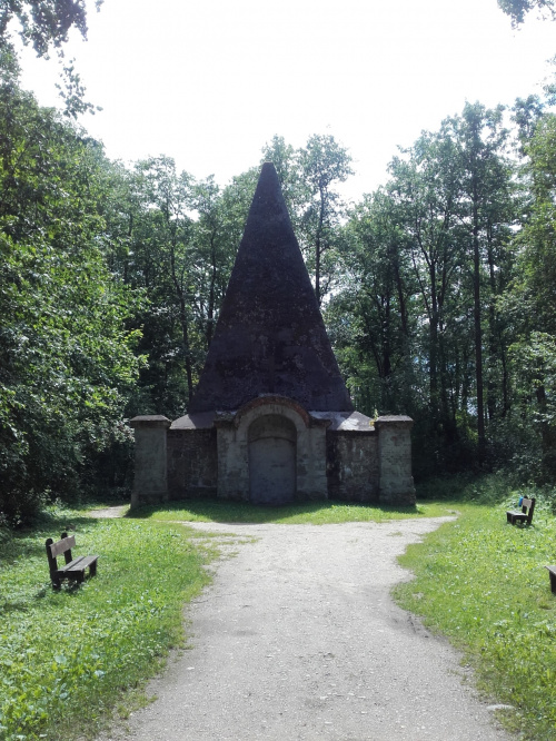 Piramida w Rapie – zbudowany w 1811[2] (wg innych źródeł w 1808 albo 1795[3]) w mazurskiej wsi Rapa grobowiec rodzinny pruskiego rodu baronów von Fahrenheid, zaprojektowany przez bliżej nieznanego architekta.