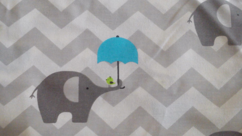 słonie na zygzaku z niebieską parasolką