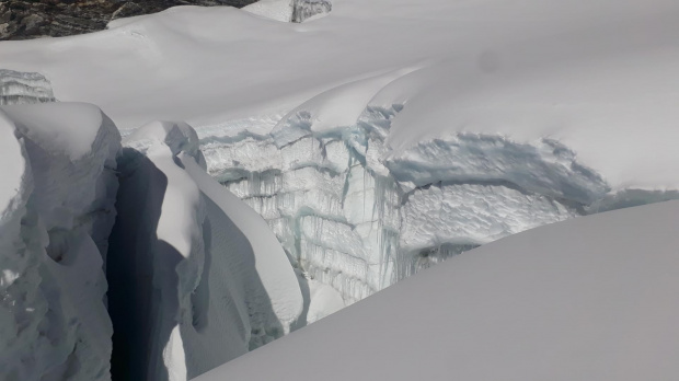 W takim urokliwym labiryncie gigantycznych szczelin lodowcowych idzie się około godzinę w stronę szczytu Island Peak. Zdjęcie zrobione przy zejściu, bo przy wchodzeniu , przed świtem to raczej budzą grozę.